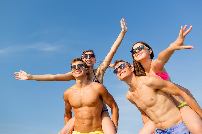 友谊,海洋,暑假,假期人们的群微笑的朋友穿着泳装太阳镜海滩上玩得很开心图片
