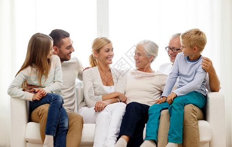 家庭,幸福,世代人的幸福的家庭坐家里的沙发上图片