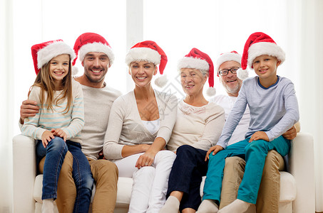 家庭,幸福,代,假日人们的幸福的家庭诞老人助手帽子坐家里的沙发上图片