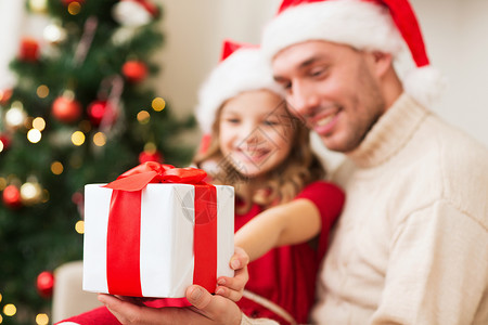 家庭,诞节,假日,幸福人的亲密的微笑女儿给父亲礼品盒图片