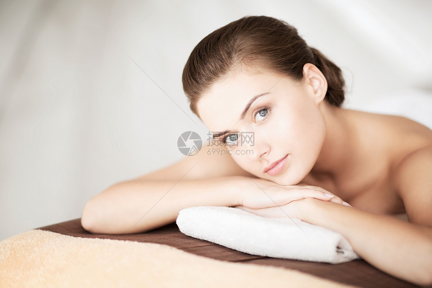 美容水疗水疗沙龙的女人躺按摩台上图片