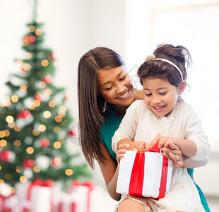 节日,礼物,诞节,诞节的快乐的母亲孩子女孩与礼品盒高清图片