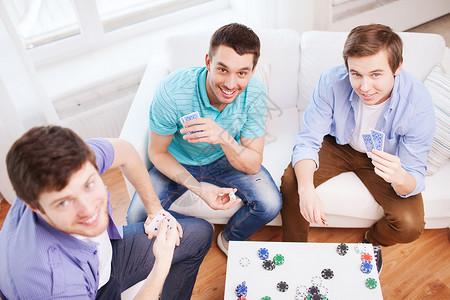 玩扑克家庭,休闲,游戏,友谊,赌乐三个微笑的男朋友家里打牌背景