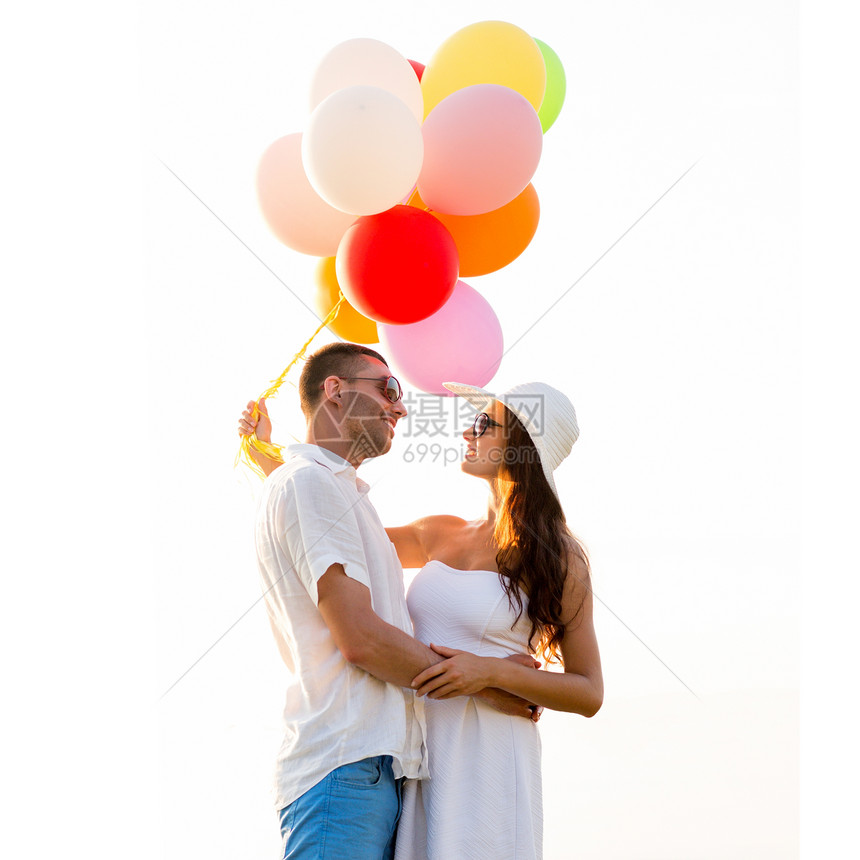 爱情,婚礼,夏天,约会人们的微笑的夫妇戴着太阳镜气球拥抱户外图片