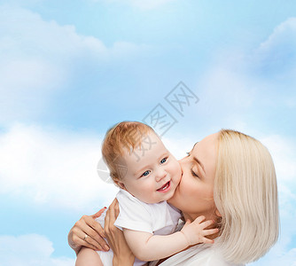 家庭,孩子父母的快乐的母亲亲吻微笑的婴儿图片