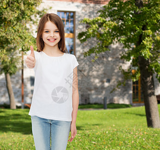 广告,暑假,手势,童人们微笑的小女孩穿着白色T恤,校园背景上竖大拇指图片