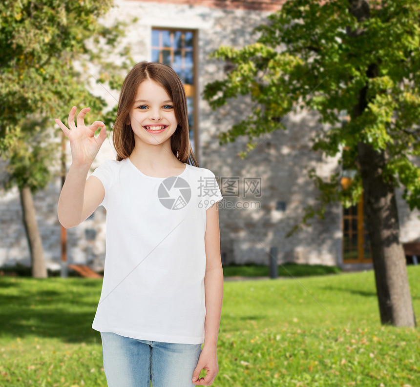 广告,暑假,手势,童人们微笑的小女孩穿着白色T恤,校园背景上OK标志图片