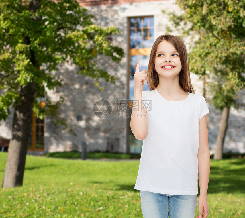 广告,暑假,手势,童人们微笑的小女孩穿着白色T恤,手指指向校园背景图片