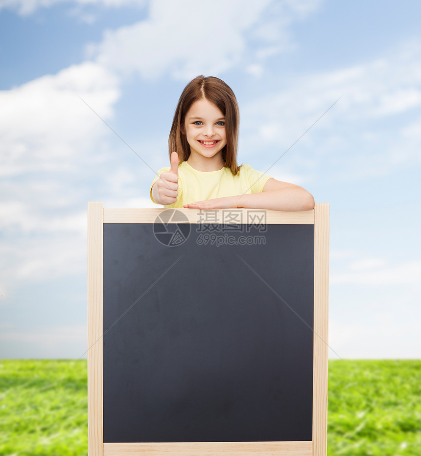 人广告教育理念快乐的小女孩用空白黑板竖大拇指图片
