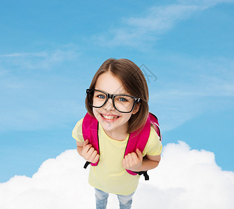 教育学校快乐微笑的十几岁女孩戴着眼镜带着袋子图片