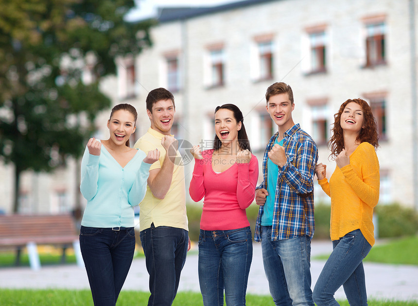友谊,教育,暑假,队合作人的群微笑的青少校园背景上表现出胜利的姿态图片