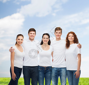 广告,暑假,自然,友谊人们群微笑的青少穿着白色空白T恤蓝天草地背景上图片