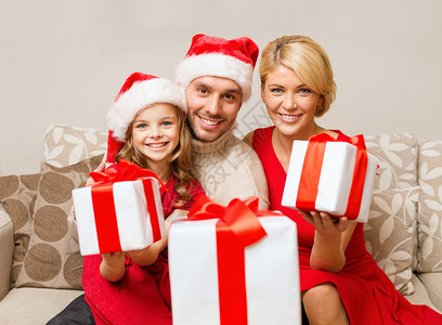 家庭,诞节,冬天,幸福人的微笑的家庭诞老人帮助帽子与许多礼品盒图片