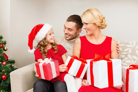 家庭,诞节,冬天,幸福人的微笑的家庭诞老人帮助帽子与许多礼品盒图片