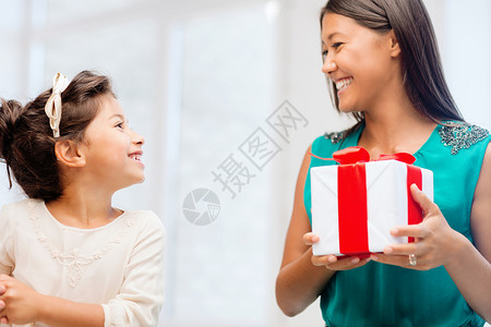 节日,礼物,诞节,诞节的快乐的母亲孩子女孩与礼品盒图片