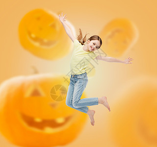 假期,童,幸福人的微笑的小女孩跳过万节南瓜背景图片