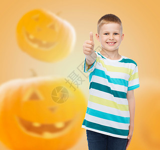 假期,童,幸福,手势人的微笑的小男孩万节南瓜背景上竖大拇指图片