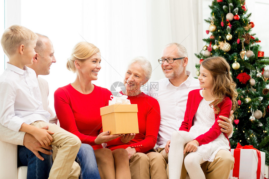 家庭,假日,世代,诞节人们的微笑的家庭与礼品盒坐沙发上家图片