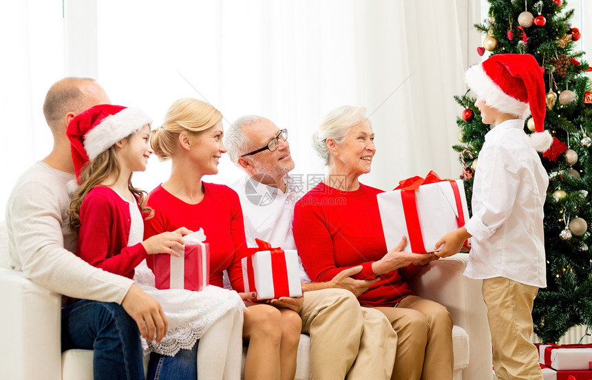 家庭,假日,世代,诞节人们的微笑的家庭与礼品盒家里图片
