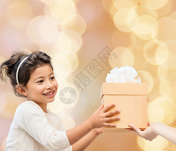 节日,礼物,诞节,童人的微笑的小女孩与礼品盒米色灯光背景图片