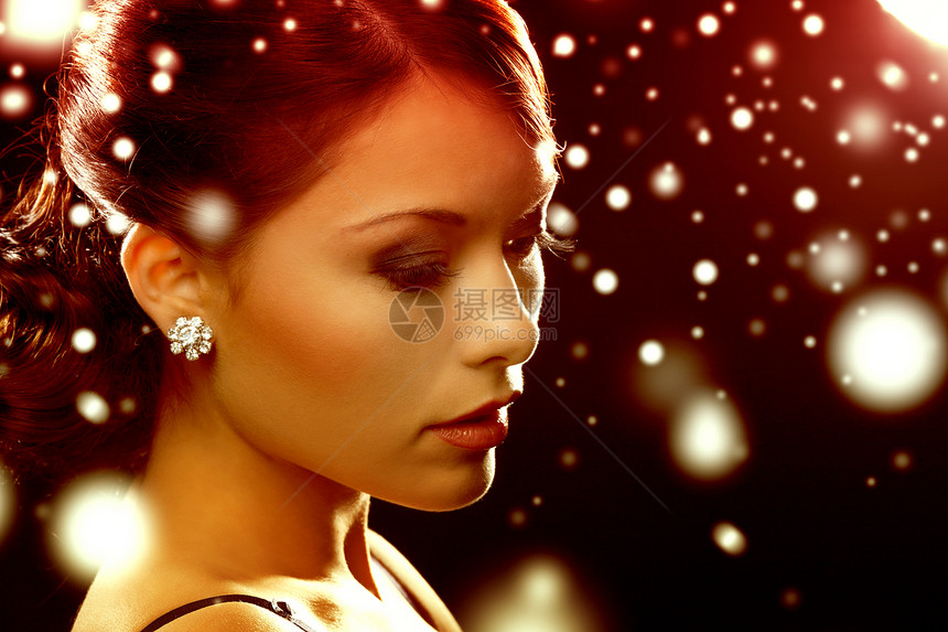 豪华,贵宾,夜生活,派,诞节,新39的前夜美丽的女人穿着晚礼服戴着钻石耳环图片