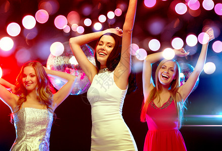 新,庆祝,朋友,单身派,生日三个美丽的女人穿着晚礼服俱乐部跳舞图片