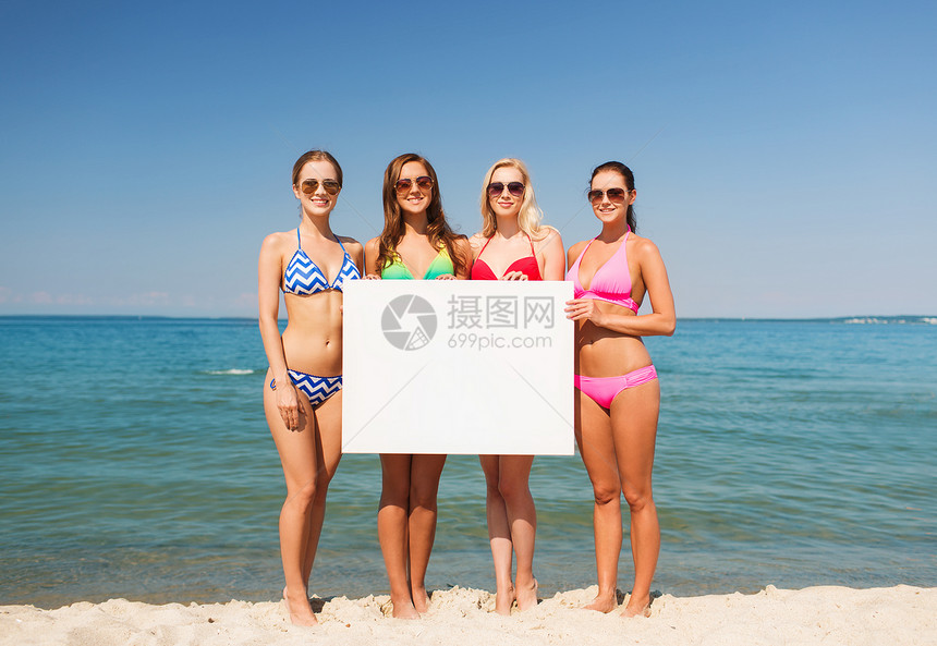 暑假,假期,旅游,广告人们的群微笑的轻女,海滩上白色的空白广告牌图片