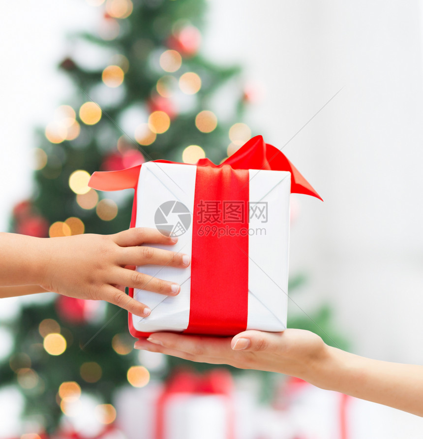 节日,现,童幸福的孩子母亲的手与礼品盒诞树灯背景图片
