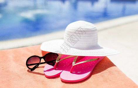 海滩,夏天,假期配件帽子,拖鞋太阳镜游泳池图片