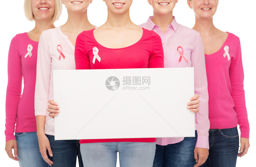 医疗保健,人医学近距离微笑的妇女衬衫与粉红色乳腺癌意识丝带空白白板白色背景图片