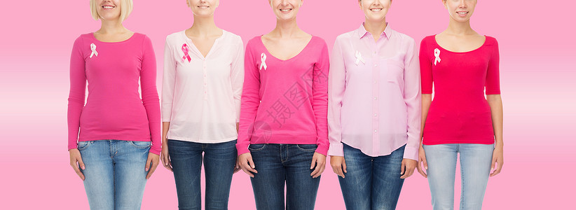 医疗保健,人医学近距离微笑的妇女空白衬衫与乳腺癌意识丝带粉红色背景图片