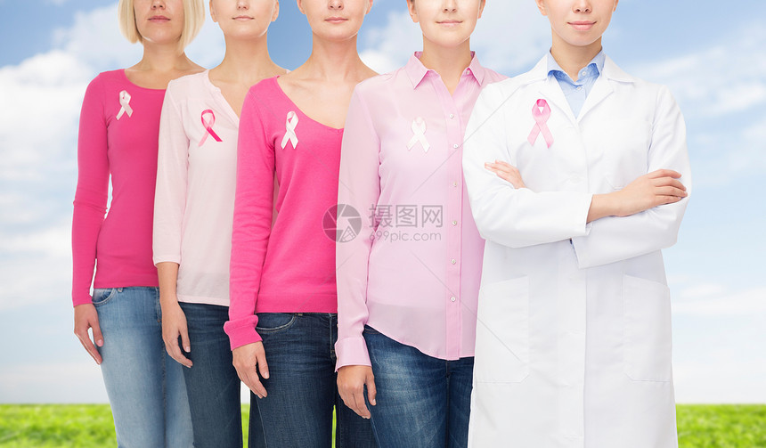 医疗保健,人医学妇女空白衬衫与粉红色乳腺癌意识丝带蓝天草地背景图片
