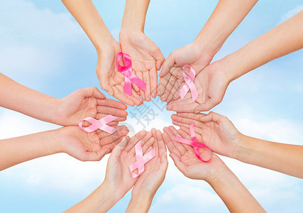 医疗保健,人医学的密切妇女的手与癌症意识丝带蓝天背景图片
