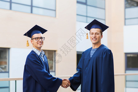 教育,毕业人的微笑的学生沙黑板长袍户外握手图片