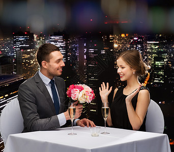 餐厅,夫妇节日微笑的男人给女人花餐厅图片