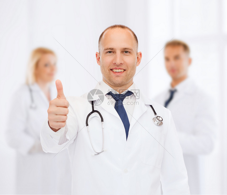职业队合作手势医学微笑的男医生,穿着听诊器,群医生身上竖大拇指图片