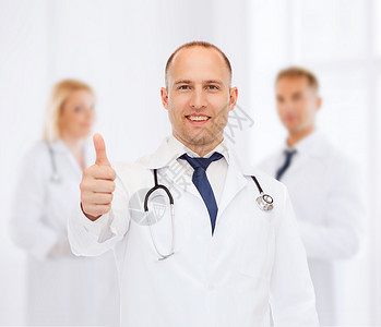 职业队合作手势医学微笑的男医生,穿着听诊器,群医生身上竖大拇指图片