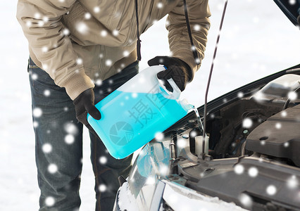 运输,冬天,人车辆的特写的人倒防冻液汽车背景图片