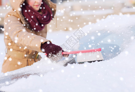 交通,冬天,天气,人车辆的特写妇女清理雪汽车挡风璃用刷子图片