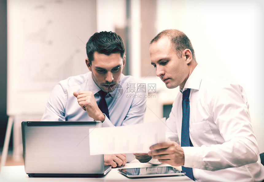 商业,技术办公室两个商人笔记本电脑,平板电脑论文办公室讨论图片