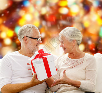 家庭,假日,诞节,龄人的幸福的老夫妇与礼品盒红灯背景图片