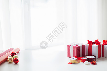 红色丝带卷轴节日庆祝诞礼物,装饰纸,丝带剪刀家里背景