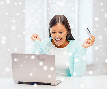 网上购物,商业,技术人的微笑的女商人带着笔记本电脑信用卡室内图片