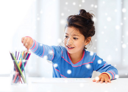 创造力,童人的微笑的小女孩家里用铅笔画画图片