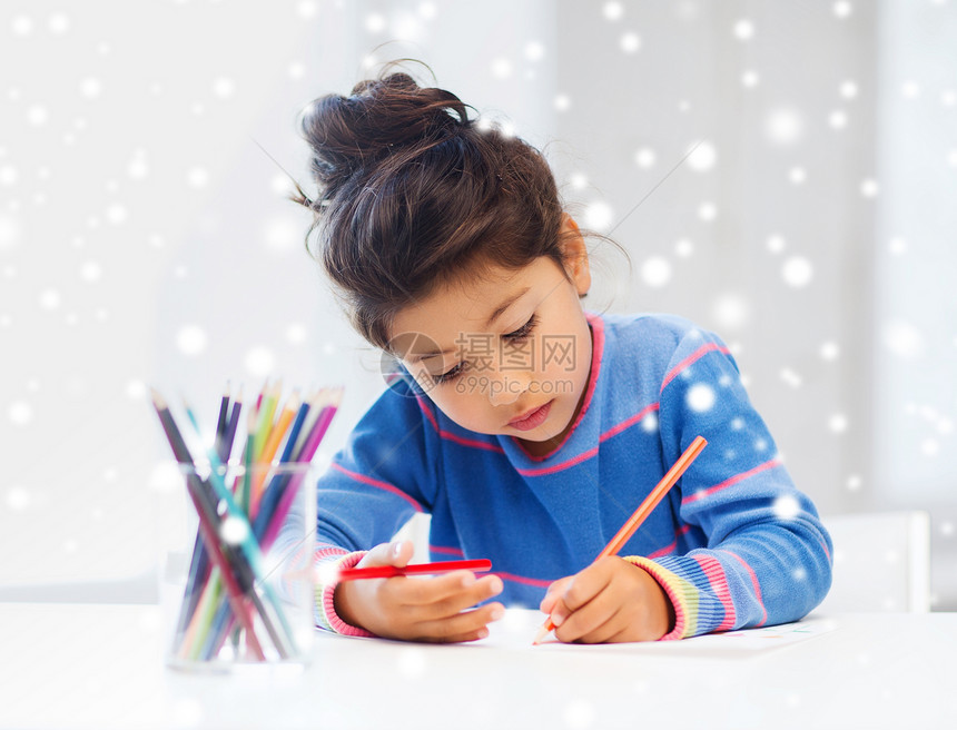 创造力,童人的小女孩家里用铅笔画画图片