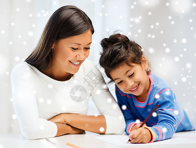 童,家庭,教育人的微笑的小女孩母亲老师用彩色铅笔室内画画图片