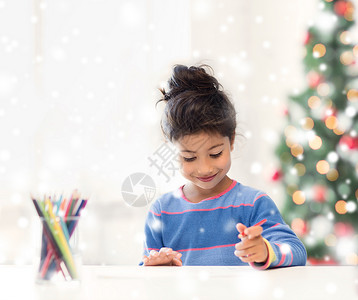 创造力,童,诞节人们的微笑的小女孩用铅笔家里画画图片