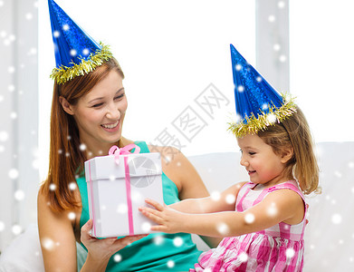 家庭,童,假期人的快乐的母亲女儿戴着蓝色的派帽礼品盒图片