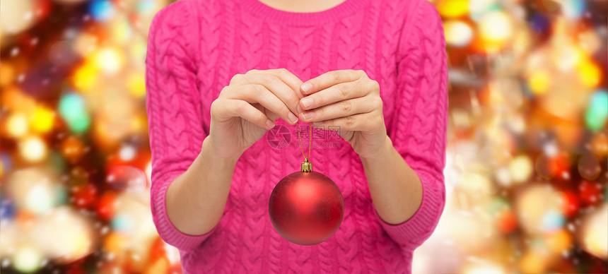 诞节,装饰,假日人的亲密的女人穿着粉红色毛衣着诞球红灯的背景图片