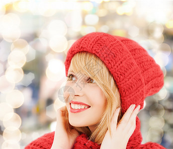 幸福,寒假,诞节人们的近距离微笑的轻女人戴着红色的帽子围巾灯光的背景下图片
